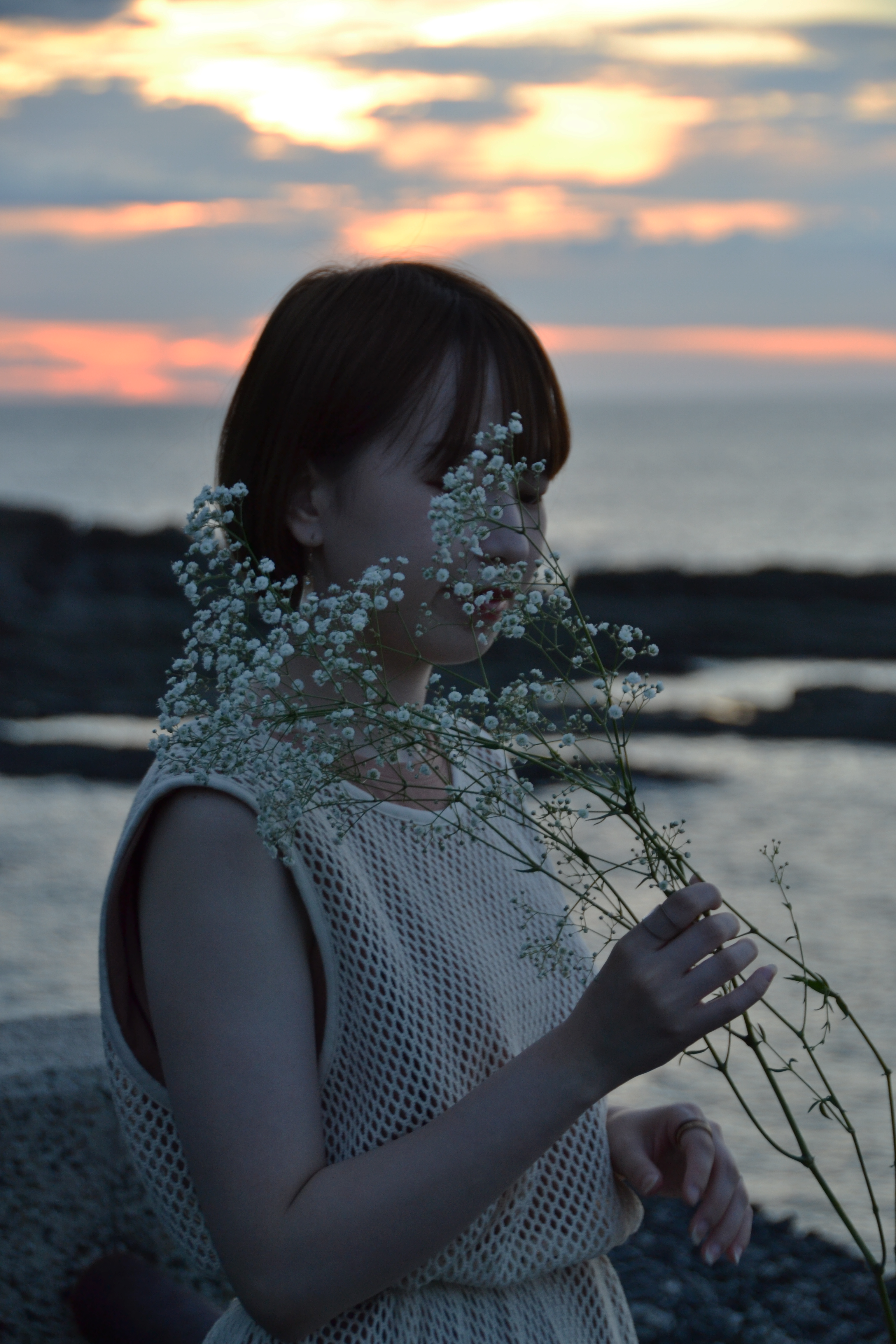 夕焼けをバックに黄昏る写真